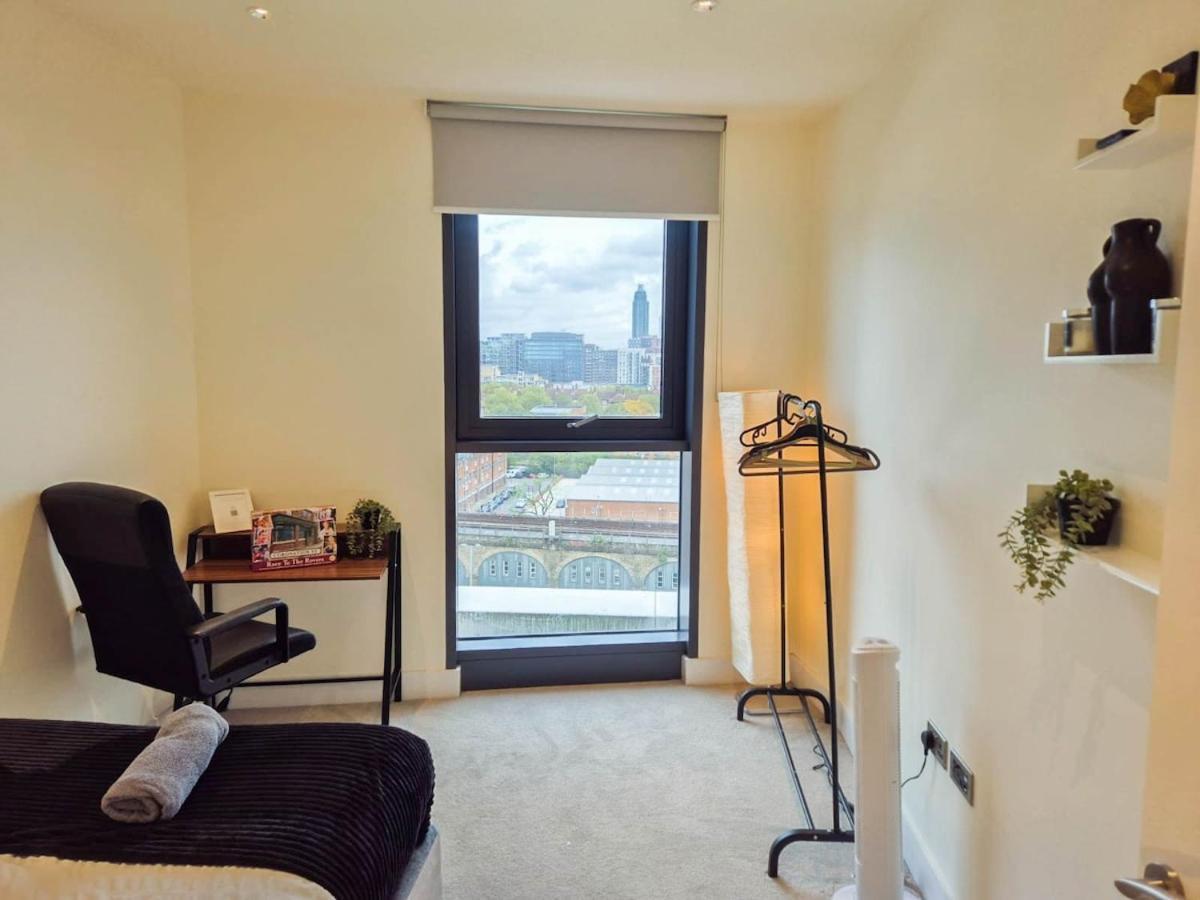 Elegant 3-bedroom Penthouse With A Private Terrace, Lift Access, And Free Wi-fi, Located In Battersea, Nine Elms Apartment London