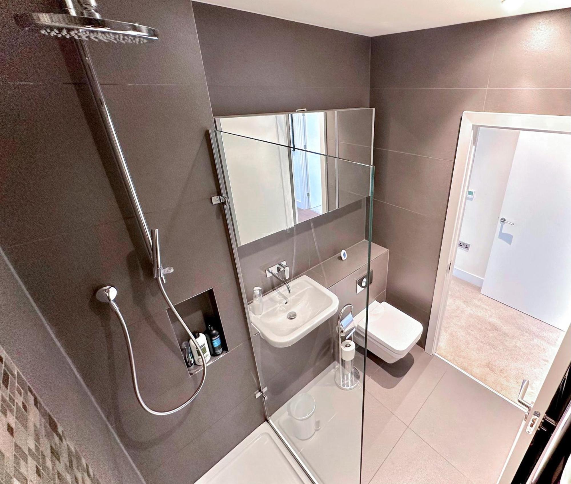 Elegant 3-bedroom Penthouse With A Private Terrace, Lift Access, And Free Wi-fi, Located In Battersea, Nine Elms Londres